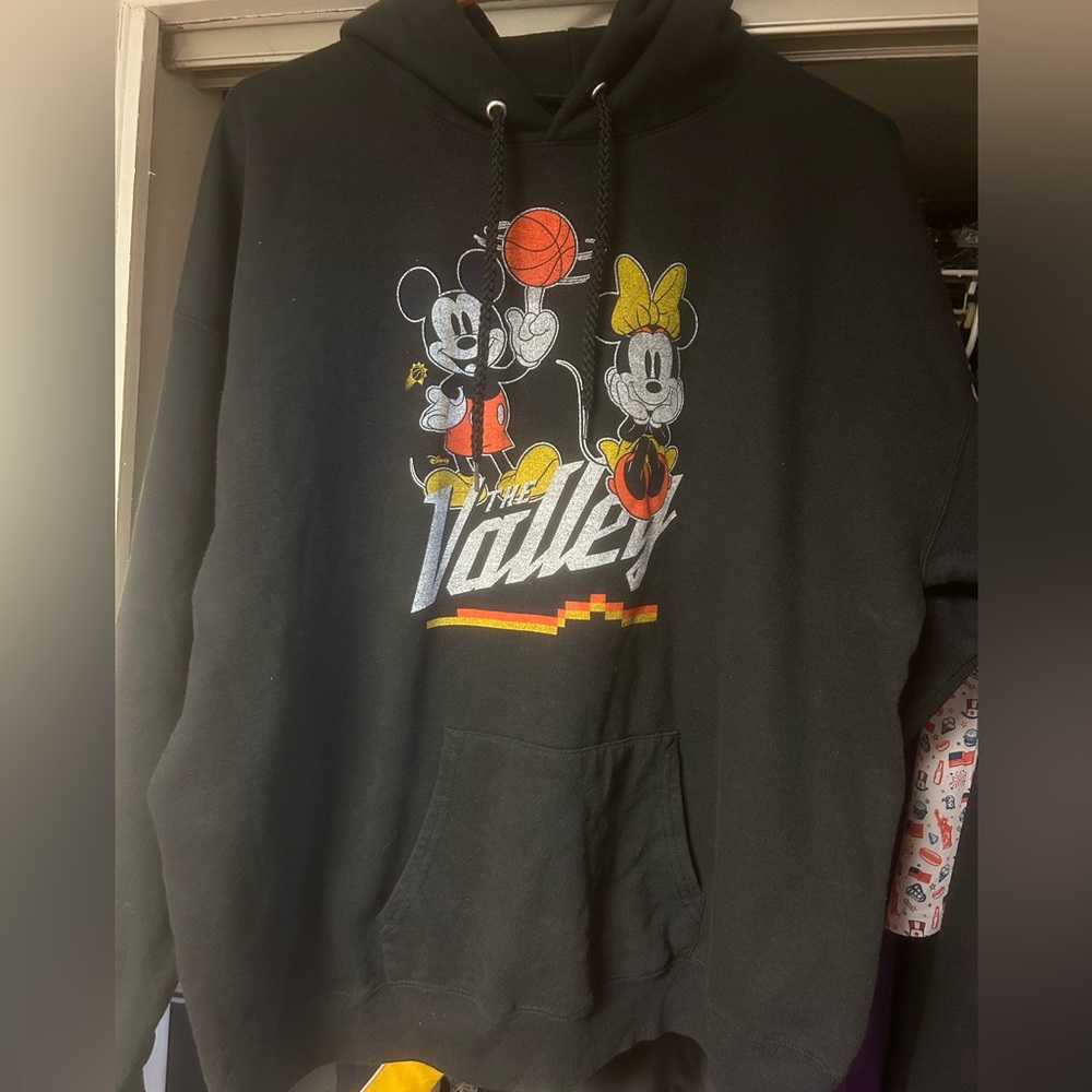 Phoenix Suns Hoodie Size XL
“The valley”